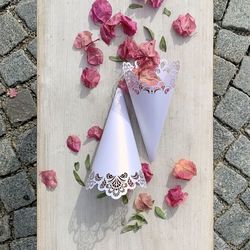 KORNOUT svatební na okvětní lístky krajkový perleťově bílý 8ks 18cm